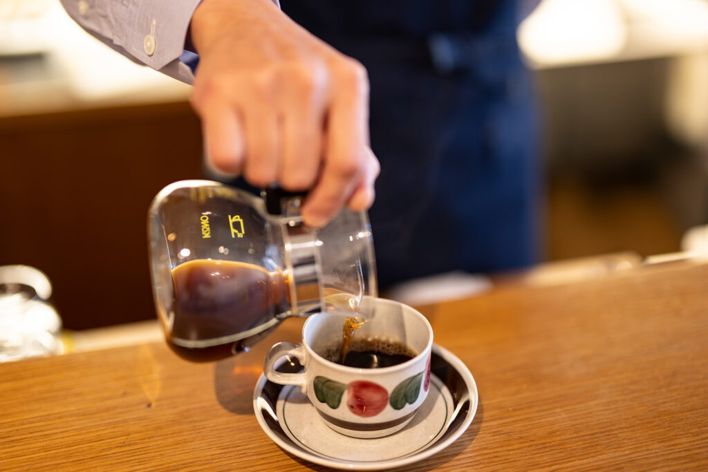 ロールストランド ビルギッタのカップにコーヒーを注ぐ様子。GLOBE COFFEE店内での一杯