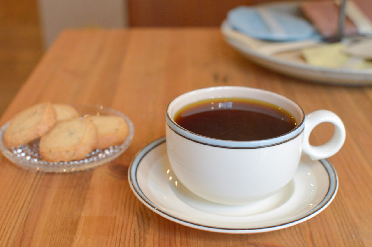 ホンジュラスのコーヒーとクッキー。やさしい柑橘の酸と澄んだ味わいをイメージした一杯